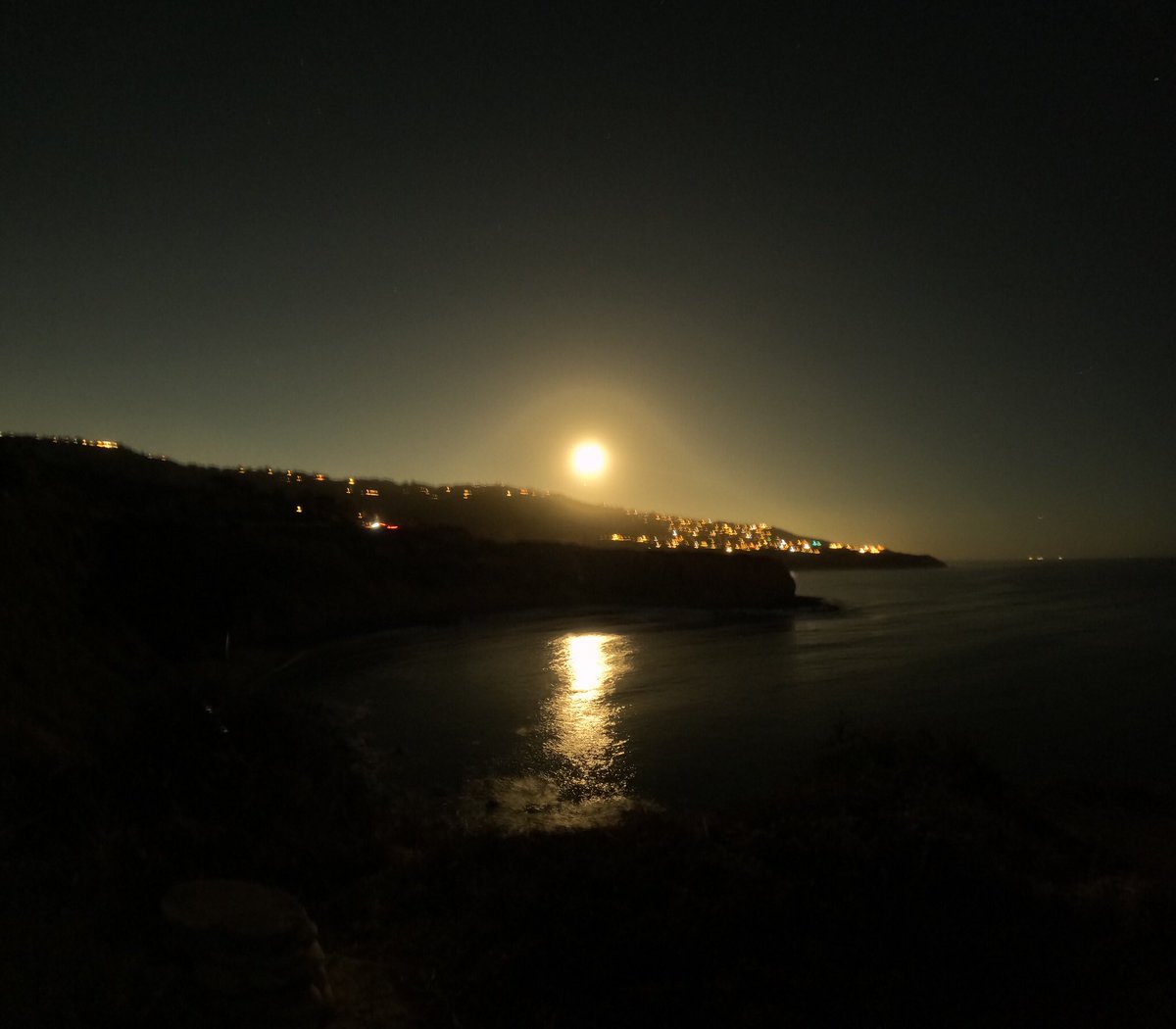 ZacharyObama's tweet photo. Did you see the 100% Full Hunter’s #Moon last night? Came up over the Hill last night but I’m not sure that my timelapse, video, and photo quite did it justice. Was absolutely beautiful in #PalosVerdes and was still warm even after dark. 🌊🌕📸 #Photography #FullHuntersMoon #News https://t.co/8gNa5ySPOQ