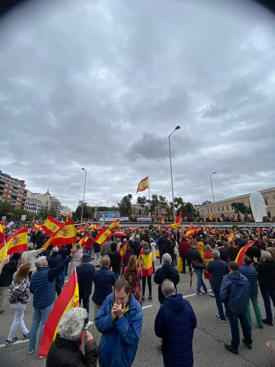 Catsomostodos's tweet photo. Hace 6 años que el nacionalismo quiso declararnos extranjeros en nuestra propia tierra. Ahora nuestro hipócrita presidente, para mantenerse en el poder, dice que es necesaria la amnistía "por el interés de España"
@DolcaCatalunya @fdenaes @edeapie #29OTodosAColon https://t.co/jALNHUOlzz