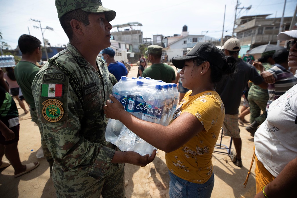 lajornadaonline's tweet photo. #Guerrero Anuncia #AMLO acciones contra la desinformación.

#Acapulco volverá a estar de pie, promete el Presidente: se enviarán más despensas, se ampliarán los programas de #Bienestar y pidió a banqueros que se otorguen créditos baratos a #damnificados
https://t.co/QSJ8wu7ksY https://t.co/UDqXSpVL20