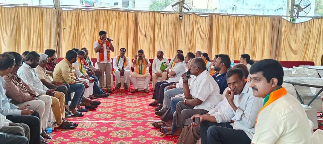 assembly90656's tweet photo. కొంపల్లి మున్సిపల్ అధ్యక్షుడు జనార్ధన్ రెడ్డి ఆధ్వర్యంలో జరి��ిన శక్తి కేంద్ర ఇన్చార్జులు సీనియర్ నాయకులు వివిధ మోర్చాల నాయకులతోఏర్పాటుచేసినసమావేశంలో ముఖ్యఅతిథిగాపాల్గొన్న గోవా భారతీయ జనతా పార్టీ అధ్యక్షులురాజ్యసభ సభ్యులు సదానంద్ తన్వాడే గారు, ఆసెoబ్లికన్వీనర్ బుచ్చి రెడ్డి గారు. https://t.co/ERRBHM0ksj