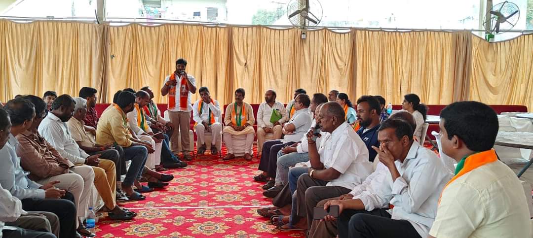 assembly90656's tweet photo. కొంపల్లి మున్సిపల్ అధ్యక్షుడు జనార్ధన్ రెడ్డి ఆధ్వర్యంలో జరి��ిన శక్తి కేంద్ర ఇన్చార్జులు సీనియర్ నాయకులు వివిధ మోర్చాల నాయకులతోఏర్పాటుచేసినసమావేశంలో ముఖ్యఅతిథిగాపాల్గొన్న గోవా భారతీయ జనతా పార్టీ అధ్యక్షులురాజ్యసభ సభ్యులు సదానంద్ తన్వాడే గారు, ఆసెoబ్లికన్వీనర్ బుచ్చి రెడ్డి గారు. https://t.co/ERRBHM0ksj