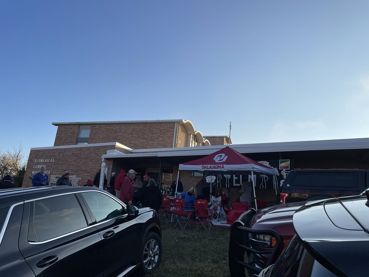 senoroukc's tweet photo. 🙏 Thank you to all who donated and joined us at the #OUCKC tailgate yesterday! Your support means the world to us. 🏈🎉 #Gratitude #OUDNA #TailgateFun we even seen the flyover warm ups! #BoomerSooner #OUAlumni #kcsooners sorry I only got pics from the beginning &amp; not later. https://t.co/4QwjZCwZO5