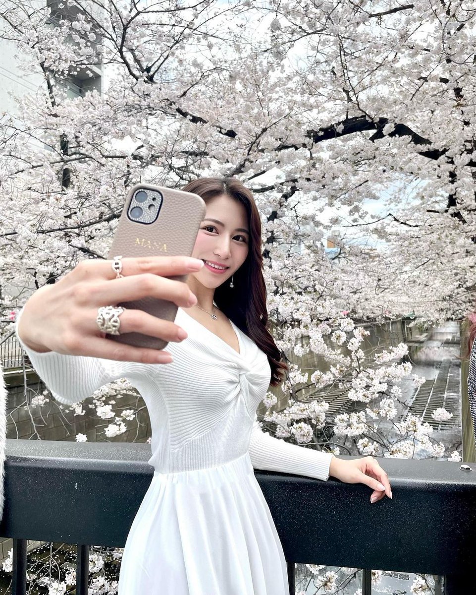 angemobile's tweet photo. 🌸🌸🌸
𝑷𝒓𝒆𝒕𝒕𝒚 𝒄𝒉𝒆𝒓𝒓𝒚 𝒃𝒍𝒐𝒔𝒔𝒐𝒎𝒔
⁡
目黒川の桜並木💕
⁡
今年もやっぱり来ちゃいました♪
駅から少し離れたところは穴場…♡
⁡
桜の木が満開で綺麗でした☺️♫

桜を際立たせるため
全身まっしろコーデ🤍🤍

#目黒川桜まつり #目黒川沿い #目黒川 #目黒川の桜 #中目黒 https://t.co/wV9rzozY2Z
