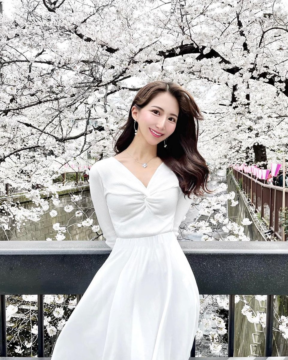 angemobile's tweet photo. 🌸🌸🌸
𝑷𝒓𝒆𝒕𝒕𝒚 𝒄𝒉𝒆𝒓𝒓𝒚 𝒃𝒍𝒐𝒔𝒔𝒐𝒎𝒔
⁡
目黒川の桜並木💕
⁡
今年もやっぱり来ちゃいました♪
駅から少し離れたところは穴場…♡
⁡
桜の木が満開で綺麗でした☺️♫

桜を際立たせるため
全身まっしろコーデ🤍🤍

#目黒川桜まつり #目黒川沿い #目黒川 #目黒川の桜 #中目黒 https://t.co/wV9rzozY2Z