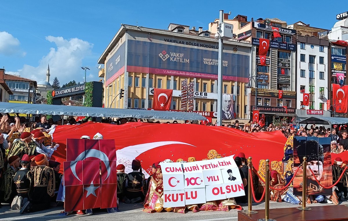 MGGulsen's tweet photo. Bizi biz yapan değerleri, özgürce yaşayabilmemiz uğruna canlarını ortaya koyan,  ezanı dindirmeyen, bayrağı indirmeyen, şehitlerimizi ve gazilerimizi minnetle yâd ediyoruz.
Türkiye Yüzyılında; 
Milletimiz müreffeh, Devletimiz ve Cumhuriyetimiz payidar olsun. 🇹🇷🇹🇷🇹🇷 https://t.co/0oaypSzmjV