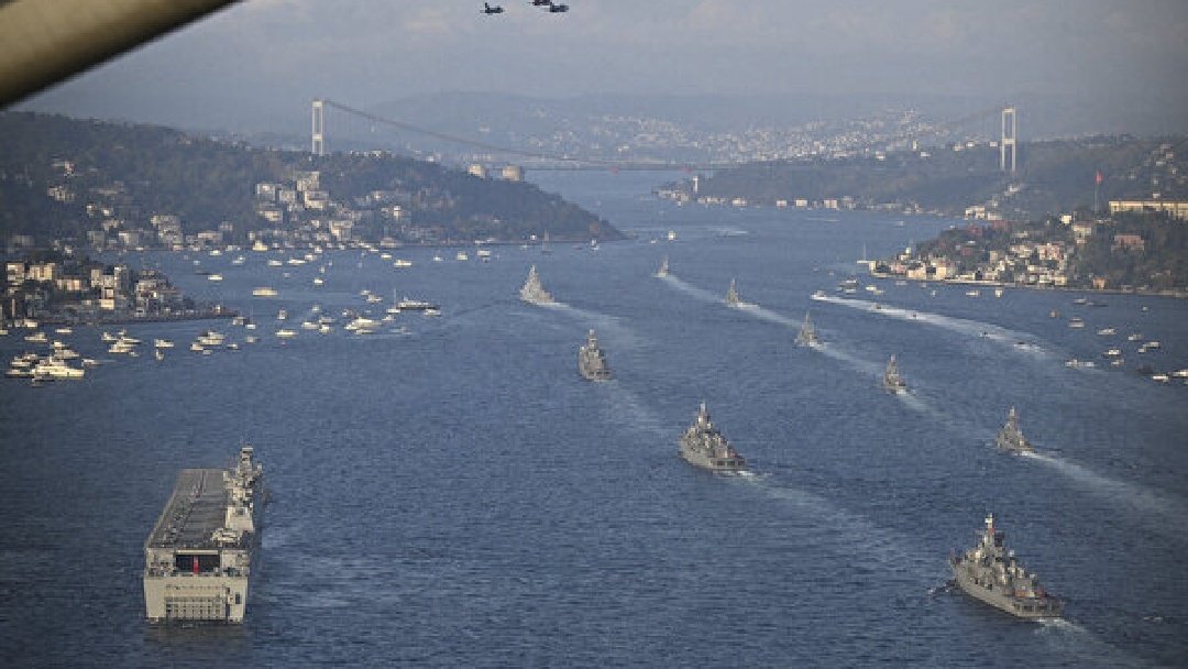 thhsynkrgz's tweet photo. Cumhuriyetin 100. Yılı;

İngiliz cipleri üzerinden halkı selamlayarak

Alman tanklarının geçiş törenini izleyip

Amerikan top arabalarını alkışlayarak

Kuru sloganlarla, valsle değil

Yerli ve milli sistemlerin gövde gösterisi yaptığı törenle taçlandırılabilirdi 

Kutlu olsun 🇹🇷 https://t.co/xqUzsWnzVG