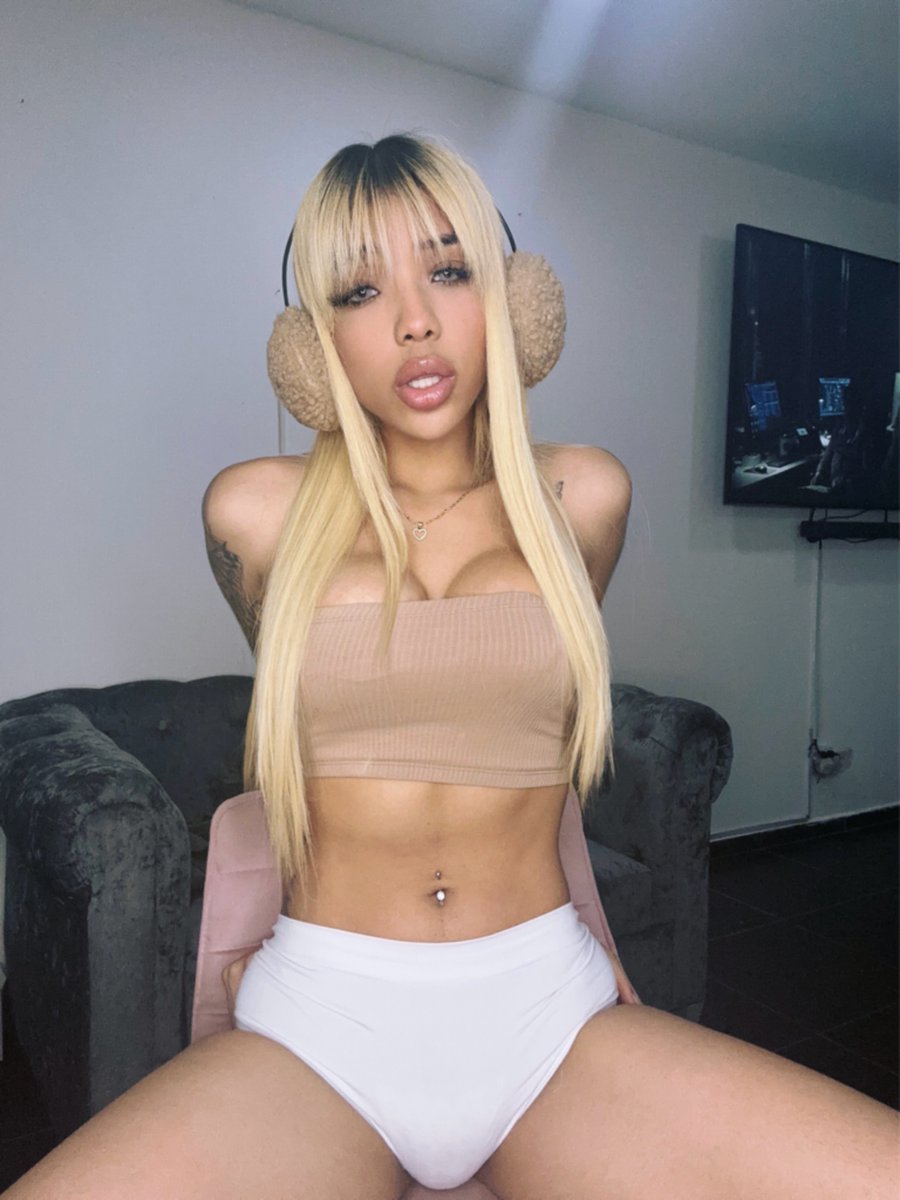 DayannMishell's tweet photo. But dadyyy, i like to spread my legs 😏 https://t.co/gaxbN3LWXA
