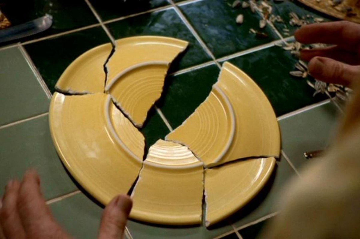 FotosDeFatos's tweet photo. Como uma cena tão simples como um prato quebrado pode ser tão impactante? https://t.co/UTiul5h1VG