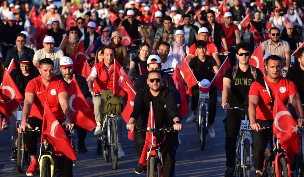 sporaskayserii's tweet photo. 🇹🇷🚲TÜRKİYE CUMHURİYETİMİZİN YÜZÜNCÜ YILINDA BİNLERCE PEDAL🇹🇷🤩

Kayseri Büyükşehir Belediyesi Spor AŞ ailesi olarak 29 Ekim Cumhuriyet Bayramı etkinlikleri kapsamında düzenlediğimiz 🚲🇹🇷TÜRKİYE YÜZYILI BİSİKLET TURU🇹🇷🚲 BİNLERCE BİSİKLETSEVERİN katılımıyla sona erdi. https://t.co/Zlwk4tzaux