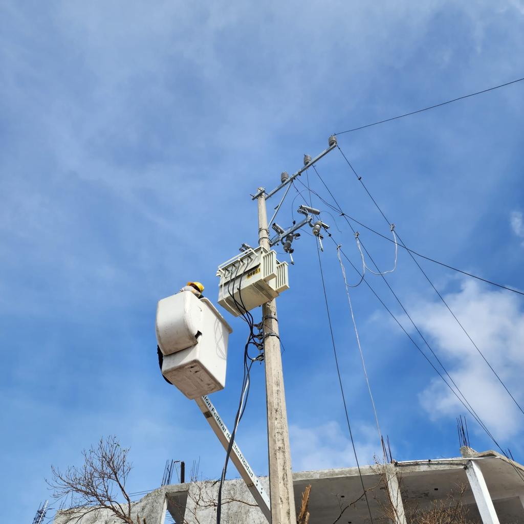 CFEmx's tweet photo. #JuntosPorAcapulco | En las alturas. Trabajadores continúan con las tareas de restablecimiento eléctrico en Acapulco, Guerrero. https://t.co/sCFXqT2xZy