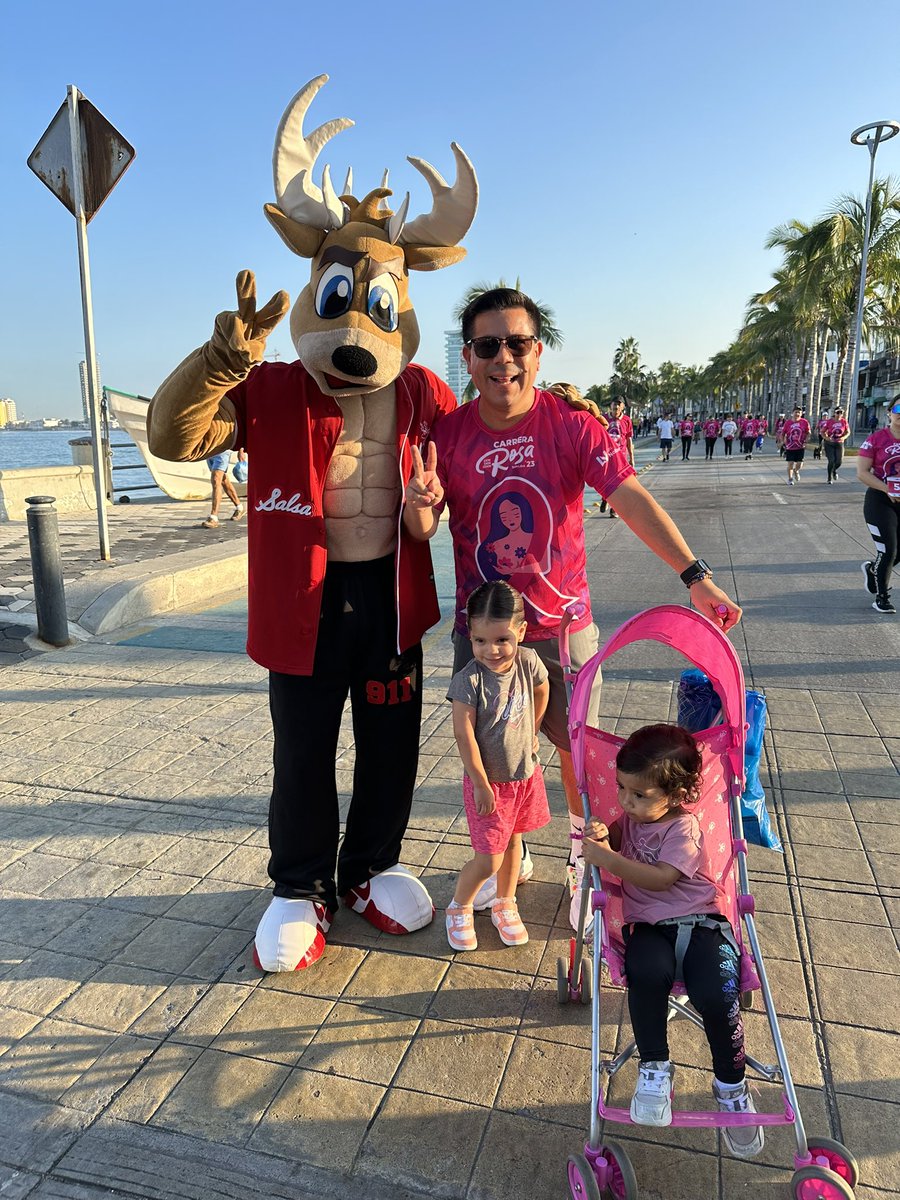 LoarL's tweet photo. En familia participamos un año más en la Carrera Rosa, buscando concientizar sobre la importancia de la lucha contra el Cáncer de mama, gracias por la invitación Vibra Radio Mazatlán 

¿Cómo iniciaron su domingo ustedes? https://t.co/o6yYmulnfe