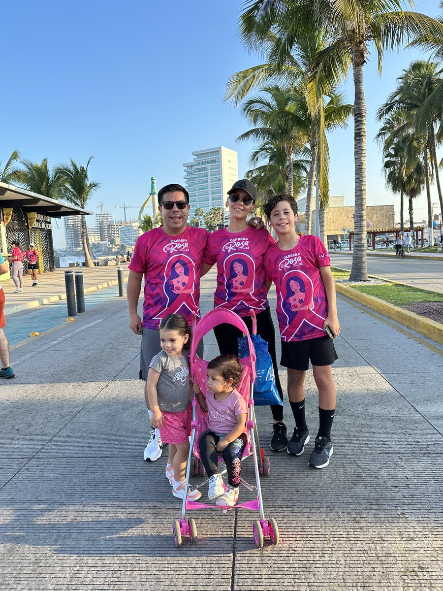 LoarL's tweet photo. En familia participamos un año más en la Carrera Rosa, buscando concientizar sobre la importancia de la lucha contra el Cáncer de mama, gracias por la invitación Vibra Radio Mazatlán 

¿Cómo iniciaron su domingo ustedes? https://t.co/o6yYmulnfe