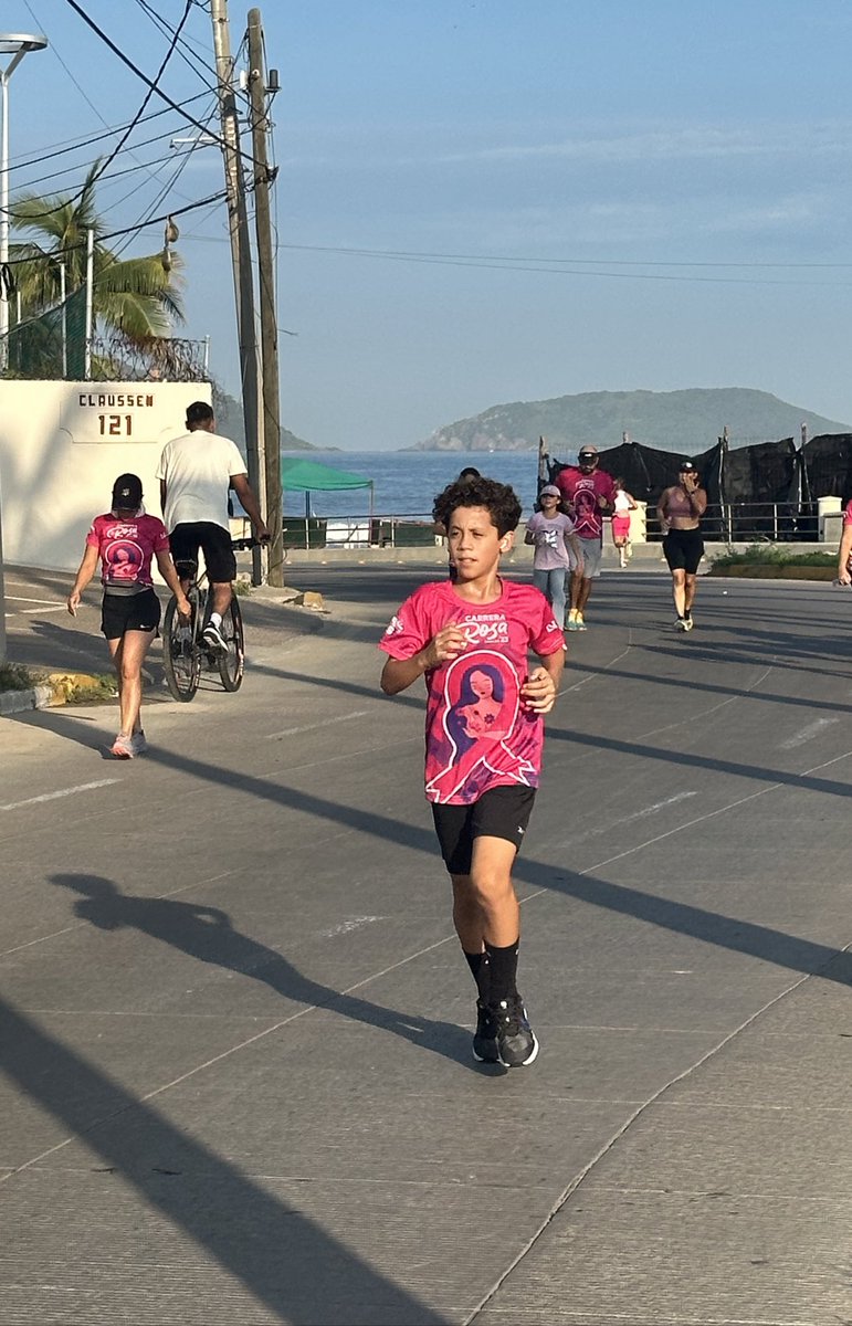 LoarL's tweet photo. En familia participamos un año más en la Carrera Rosa, buscando concientizar sobre la importancia de la lucha contra el Cáncer de mama, gracias por la invitación Vibra Radio Mazatlán 

¿Cómo iniciaron su domingo ustedes? https://t.co/o6yYmulnfe