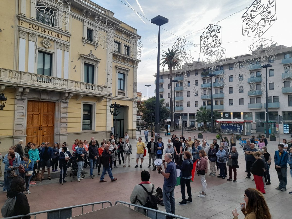 Districte7LH's tweet image. #Directe Concentració a la plaça de l'Ajuntament de #LHospitalet contra el genocidi d'Israel a #Gaza i en solidaritat amb el poble palestí