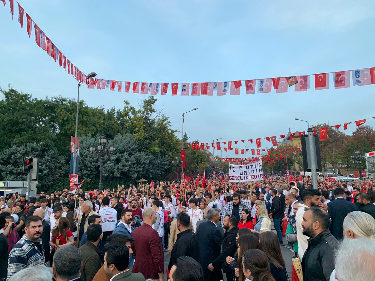 CHP Spor Kurulu Başkanı Demirhan Şerefhan ve Yönetimi, CHP Ankara İl Başkanlığımızın organize ettiği program kapsamında, 1. Meclis’ten Atamızın huzuruna yürüdü. 29 Ekim Cumhuriyet Bayramımız kutlu olsun! #CHP #CHPSporKurulu