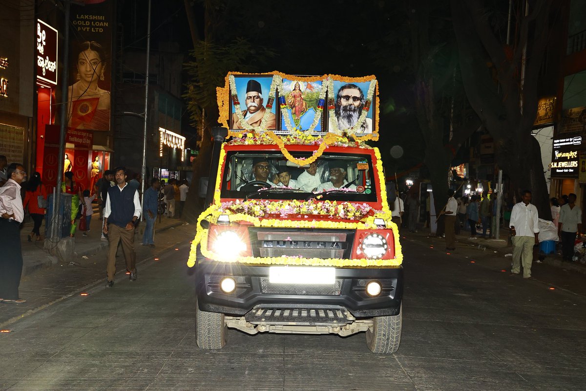 SaliyanAdarsh's tweet photo. @RSSorg Malleshwara Bhag Vijayadashami Pathasanchalana (Route march)🚩 https://t.co/3lg6PpK5VZ