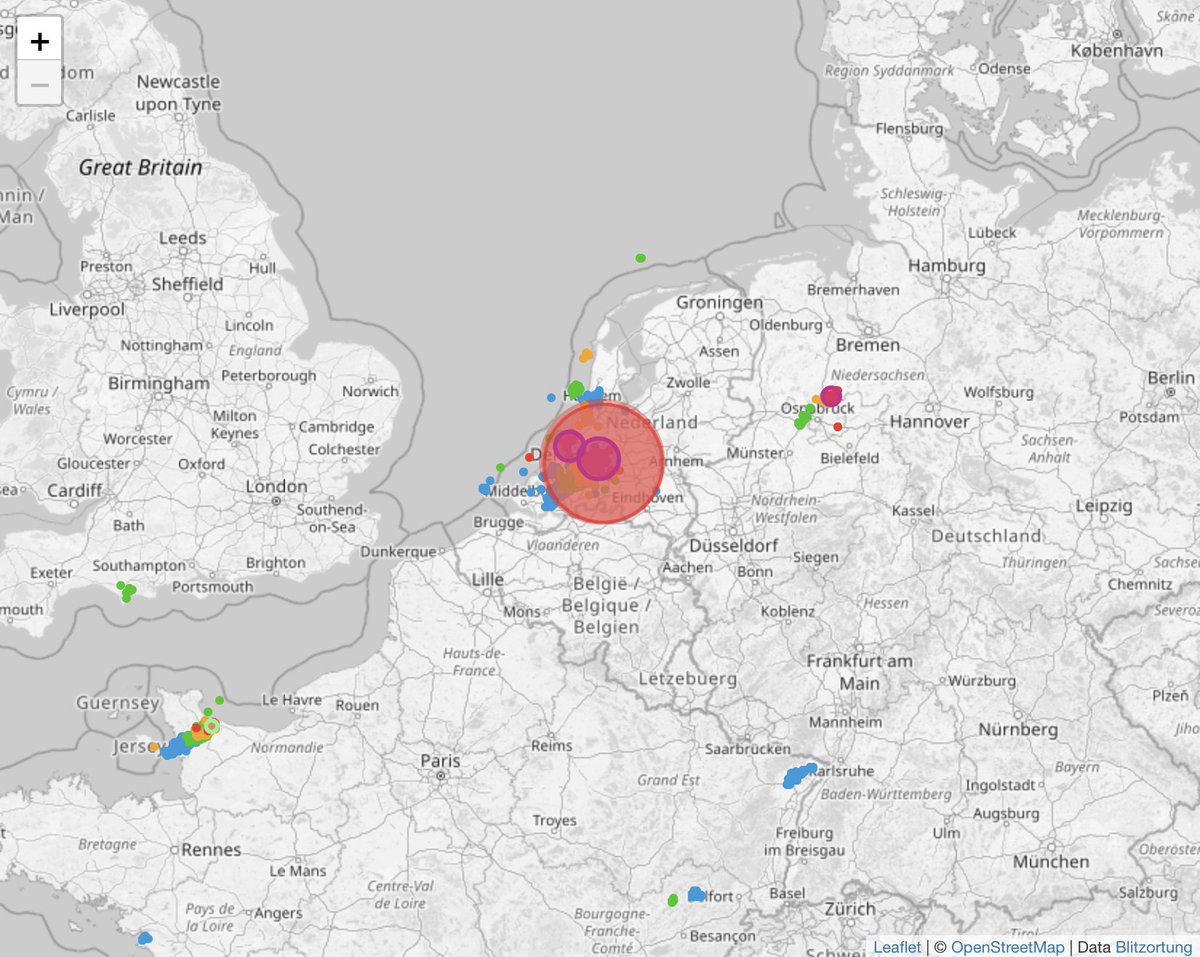 NoodweerBenelux's tweet photo. Opgelet in #Nederland! Er hebben zich twee #onweersbuien gevormd in de buurt nabij #Rotterdam. Deze koersen in rotvaart naar het noorden en hebben trekjes van low topped supercells. Hevige #windstoten en #hagel zijn niet uitgesloten. Momenteel live te volgen in onze #weerapp @weerflash ! 💡