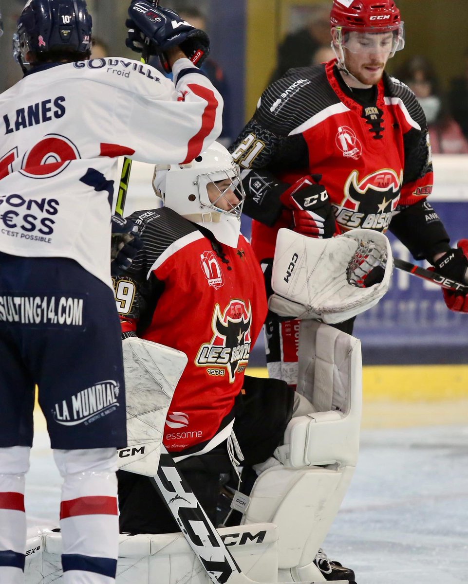 Hockey_Bisons's tweet image. 🔴⚫️ 𝐌.𝐕.𝐏
Les performances de Vilim Rosandic se ressemblent semaine après semaine !
Meilleur gardien de D1 pour le moment, Vilim a écœuré les attaquants caennais hier soir.
Son trophée a été remis par @Zart_b - maire de @neuilly_marne .
#hockeygoalie #bisons #gardien