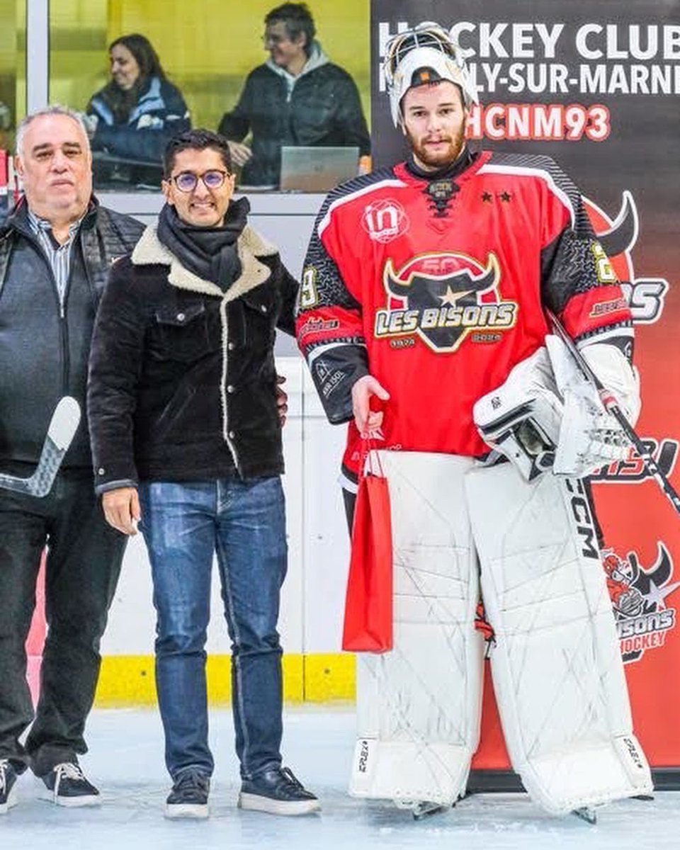 Hockey_Bisons's tweet image. 🔴⚫️ 𝐌.𝐕.𝐏
Les performances de Vilim Rosandic se ressemblent semaine après semaine !
Meilleur gardien de D1 pour le moment, Vilim a écœuré les attaquants caennais hier soir.
Son trophée a été remis par @Zart_b - maire de @neuilly_marne .
#hockeygoalie #bisons #gardien