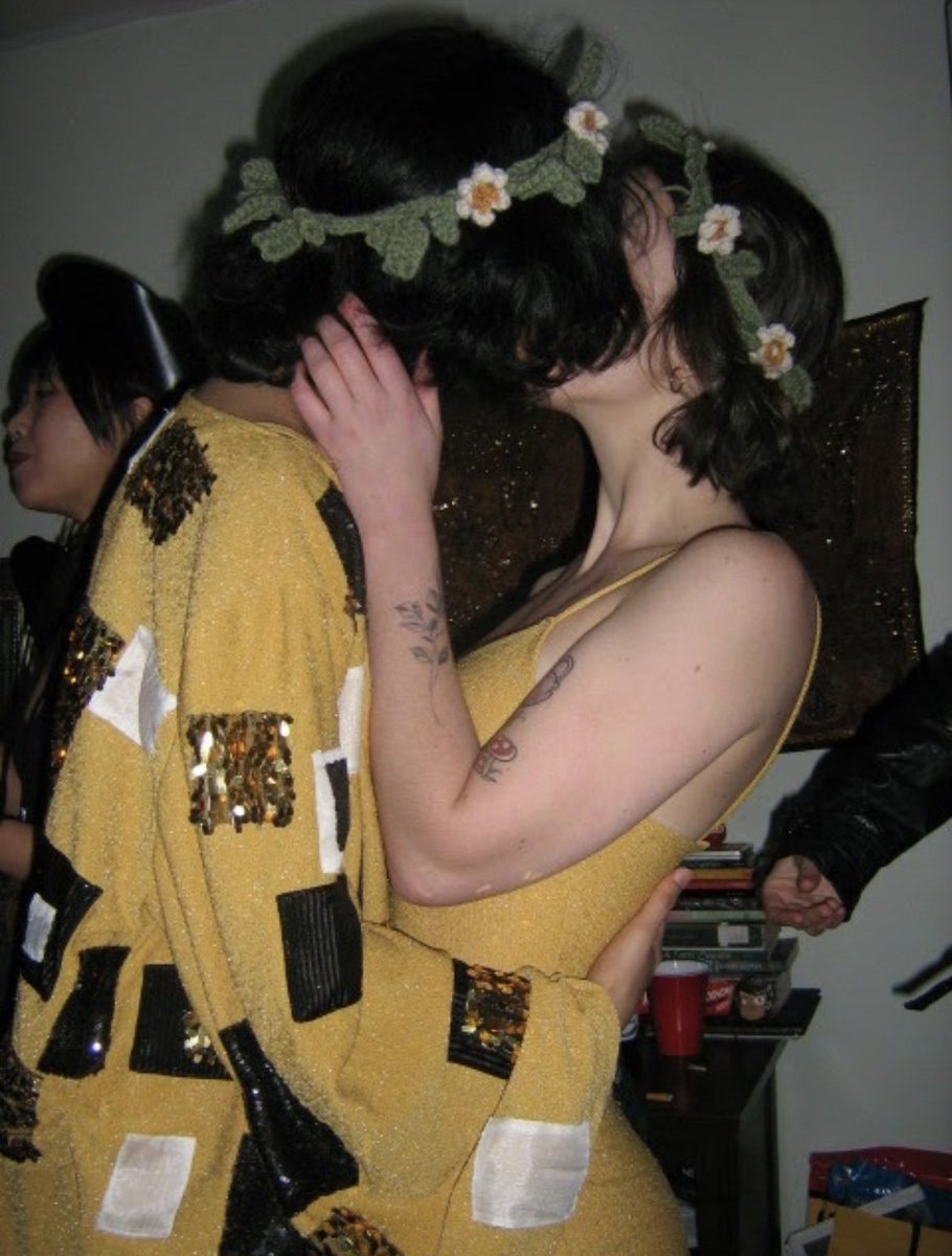 went to a halloween party last night n these girls went as Gustav Klimt’s “the  kiss”