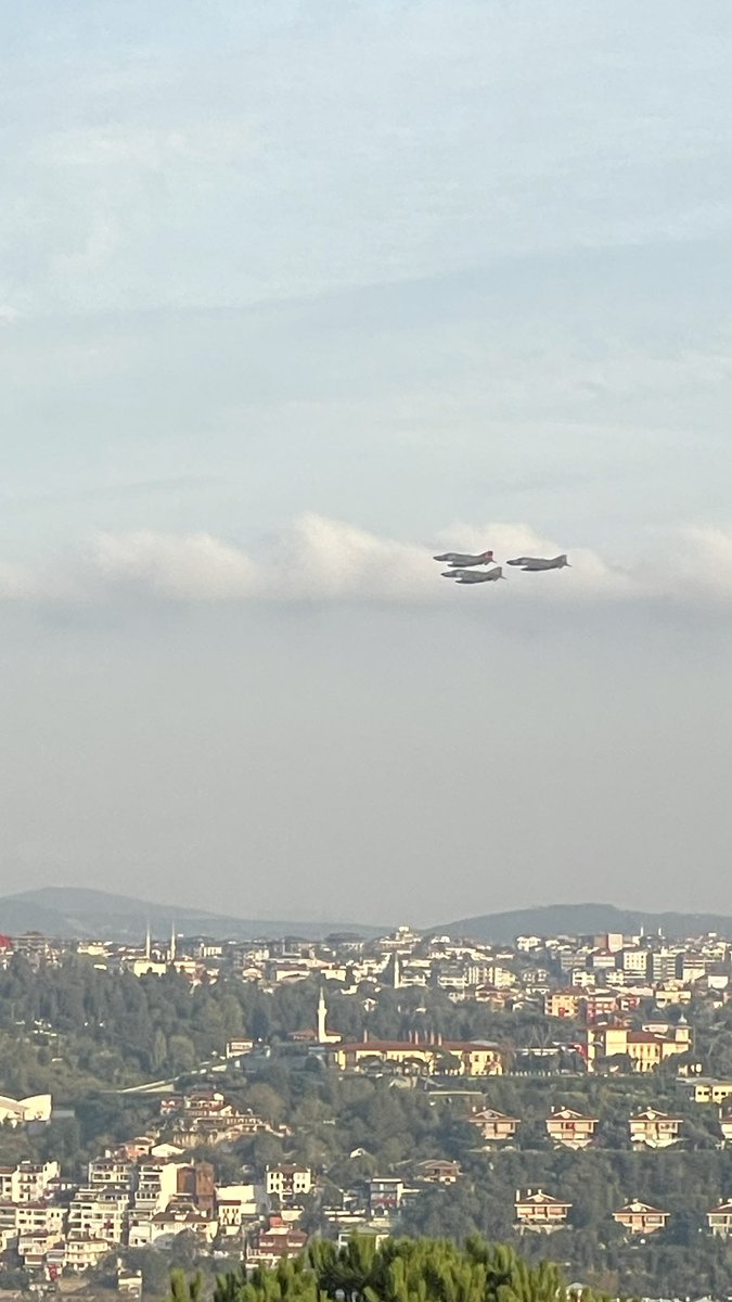 Bora_Bayraktar's tweet photo. Bildiğim kadarıyla İstanbul Boğazı ilk defa böyle bir tören için bu kadar için kullanıldı. Bu da 100. yıla yakışırdı. Cumhuriyetimizin 100. yaşı bir kez daha kutlu olsun. https://t.co/h41WKhwuB8