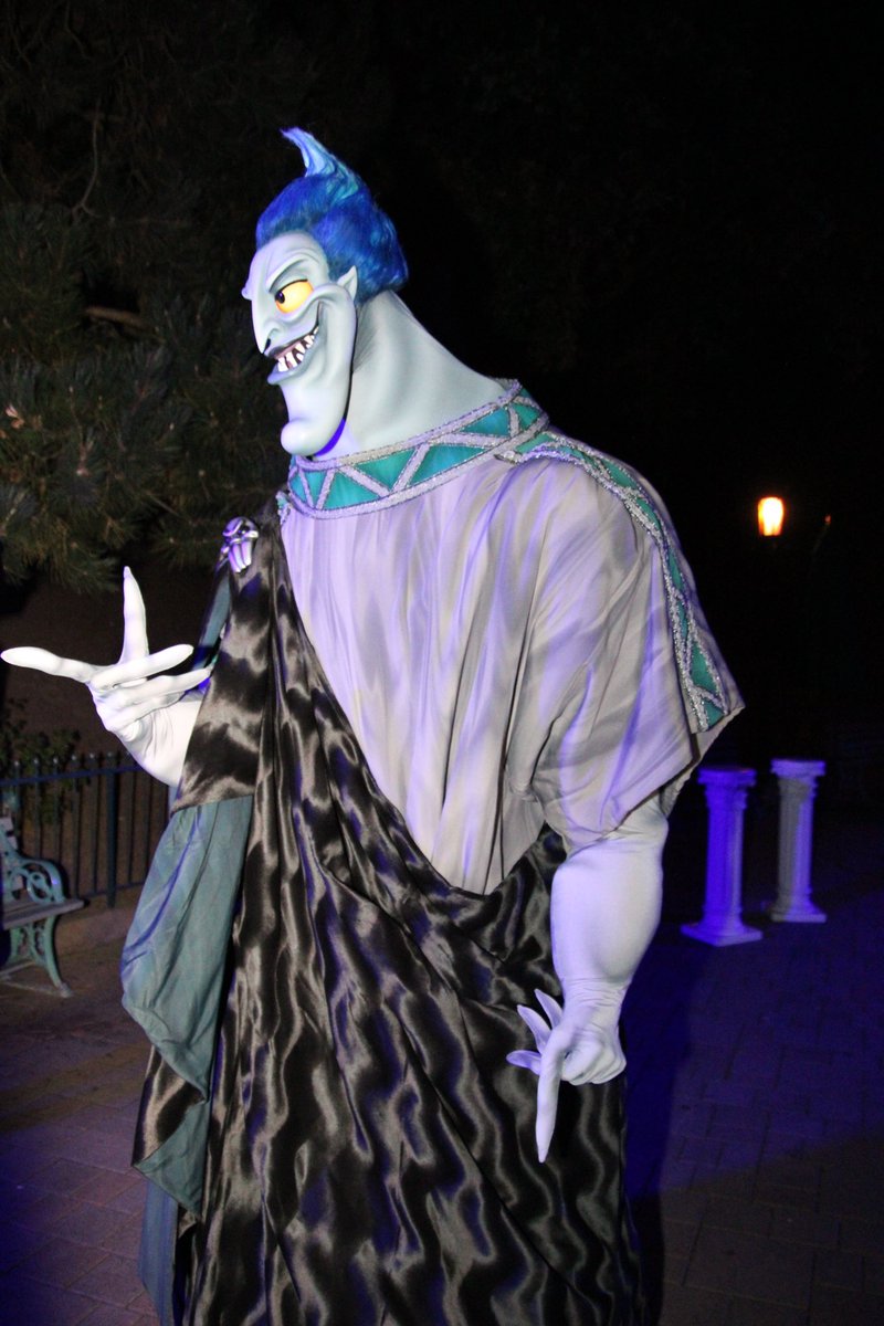 📍1 month ago, during Villainous Night, the very famous Hades god of the Underworld made his grand return after a longue absence 💙🖤

#hades #hercules #DisneylandParis #disneyvillains #disneycharacters #rarecharacters