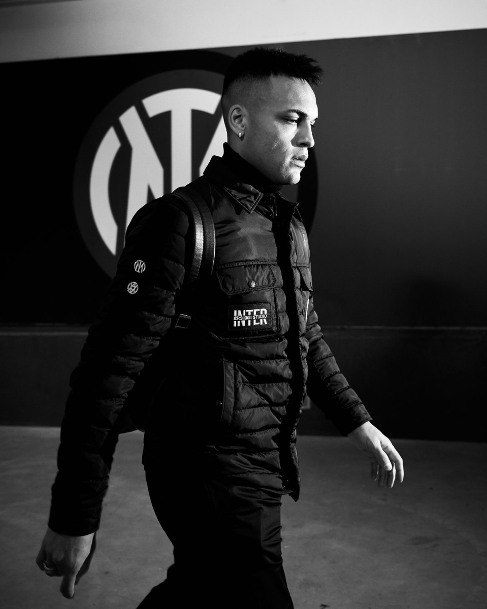 Inter_ar's tweet image. Today's special outfit 😎
Inter x Moncler by Arsham.

#INTERXMONCLERBYARSHAM 
#INTERCONNECTED 
#ForzaInter #InterRoma
@Moncler @DanielArsham