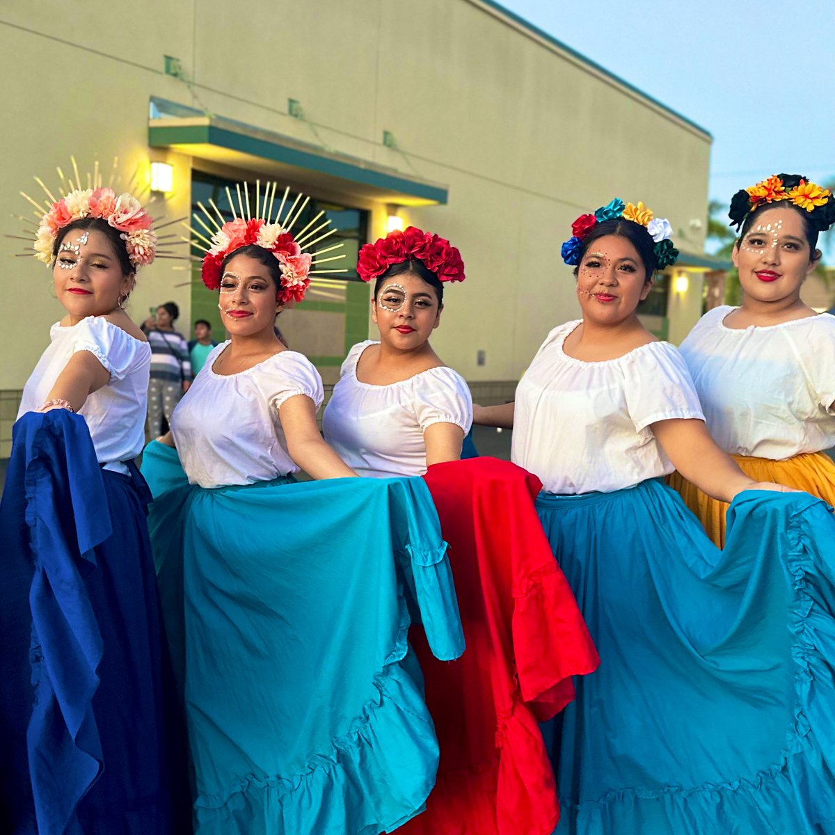 YMCASanDiego's tweet photo. This weekend our #YMCA Expanded Learning Program (ELP) brought the #Escondido community together at Central Elementary for an unforgettable #DíadelosMuertos celebration, complete with mesmerizing cultural dances, heartfelt altars and sweet pan de muerto (bread of the dead). 💀 https://t.co/Fz4WIAPEpW