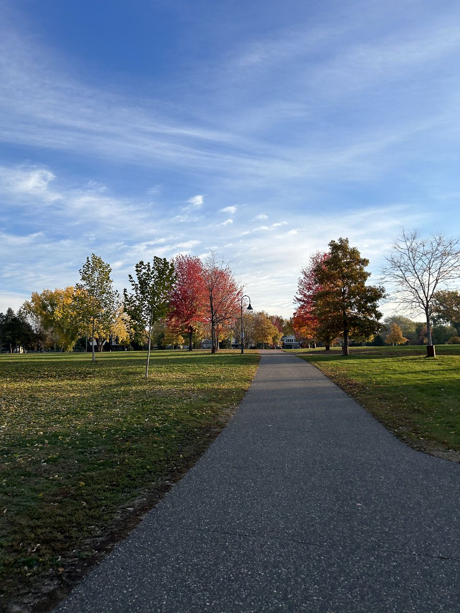 corinhoggard's tweet photo. A crazy cold morning to #RunTheRiver as the sun rose over downtown Minneapolis. (It was 26 when I left and 28 when I finished.)
This week’s storms knocked down a lot of fall leaves, but I’ve noticed on every recent #HogJog that the trees in Nelson Park are looking good! https://t.co/Rd5aNecUsM