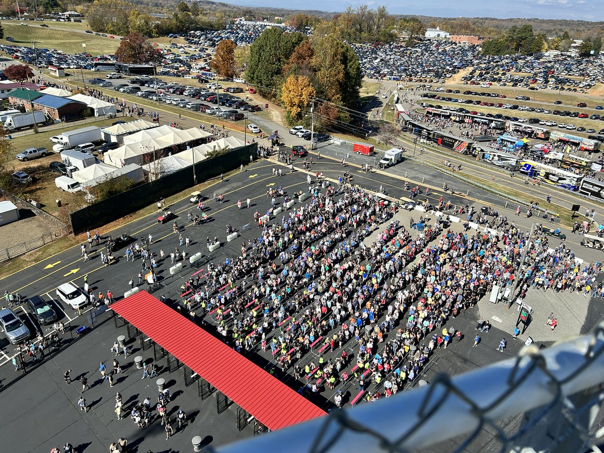 The lines to get in to @MartinsvilleSwy on an 84 degree October sunday. It’s RACEDAY in Martinsville, Virginia!! @MRNRadio is LIVE at 1pm eastern for the call. #AskMRN