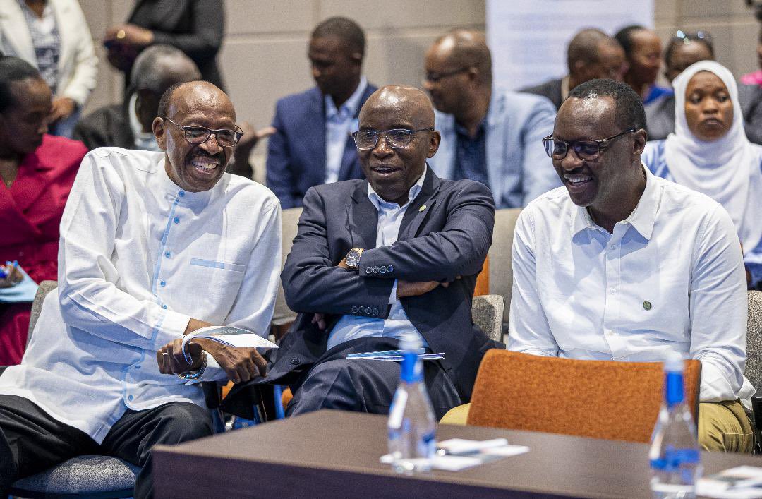 FirstLadyRwanda's tweet photo. “Twahisemo kuba umwe.
Icyo twiyemeje ni u Rwanda rudaheza, u Rwanda rw’abunze ubumwe, barukunda, barukorera, kandi bakarurinda.
N’ubwo kuba Intwararumuri ari umuhamagaro twihitiyemo nk’Abanyamuryango, turifuza ko namwe mwese mwadushyigikira muri uwo muhamagaro uru rumuri tugakomeza kurugeza kuri bose.”- Nyakubahwa Madamu Jeannette Kagame mu Ihuriro rya 16 rya @UnityClubRw
#UnityClub16Forum