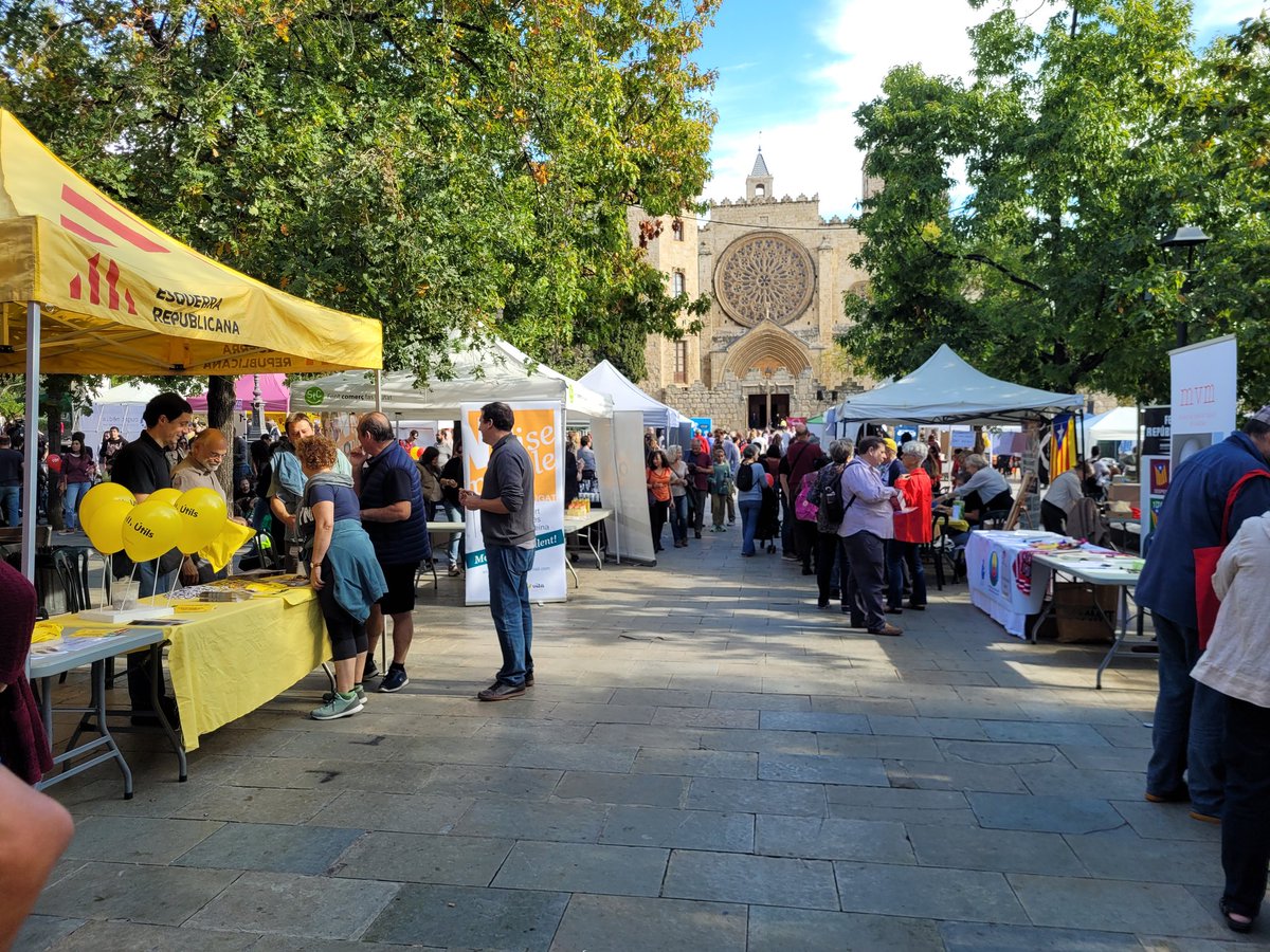 ercsantcugat's tweet photo. Un any més, la #FestadeTardor 🍁 de #SantCugat ha lluït a la plaça d'Octavià de la mà del teixit associatiu de la ciutat. Aquesta vegada, amb un clam en favor de les persones migrades. #BlindantDrets https://t.co/fqiqYBNDrL