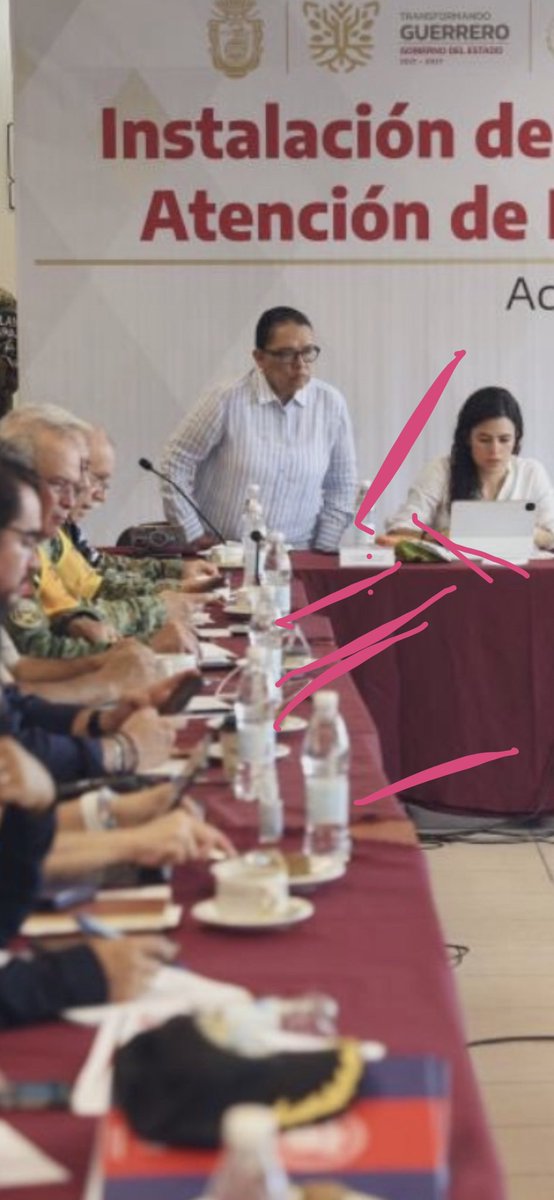 lopezdoriga's tweet photo. ¡Ah! Pero aquí sí, todo el gobierno con sus botellas de agua. Que falta de todo lo que se debe tener y más en estos momentos. https://t.co/MJYIThuHMv