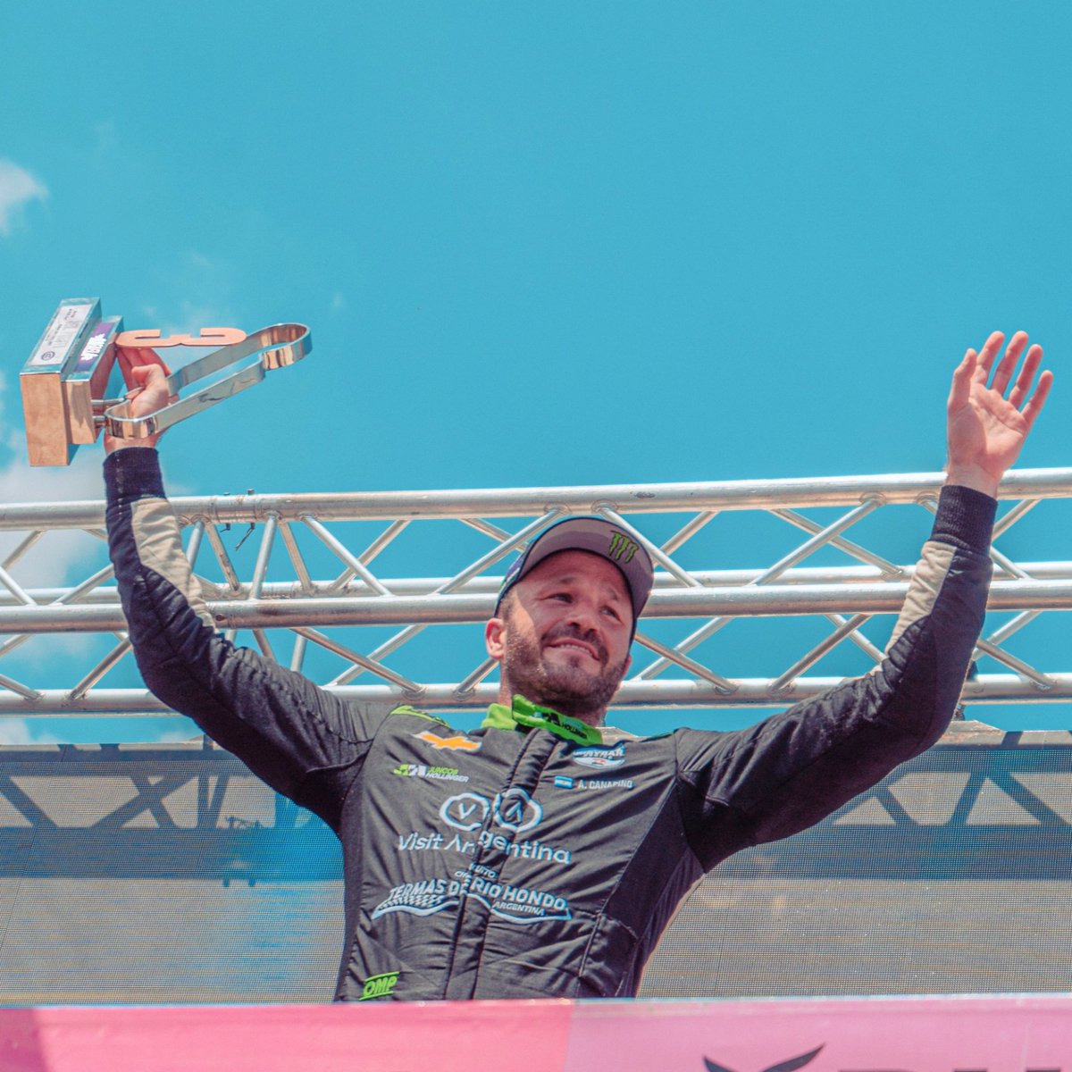 AgustinCanapino's tweet image. #TC Podio en Rafaela!

Veníamos con gran ritmo buscando pelear por la carrera hasta que se rompió la ventanilla y ahí se complicó, pero pudimos arreglarnos y terminar 3ro.

Otro hermoso fin de semana! Gracias a todos por el cariño!

También al @equipojpcarrera por el trabajo!