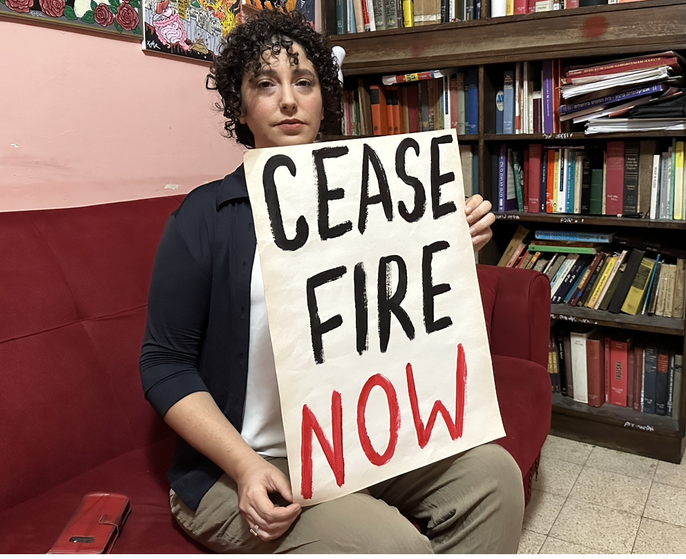 Hay una minoría en #Israel que sale por primera vez a la calle a decir "No a la guerra" y a pedir el alto el fuego inmediato en #Gaza 
Noa Levy forma parte de esta minoría y sabe que se la juegan en un momento tan delicado.