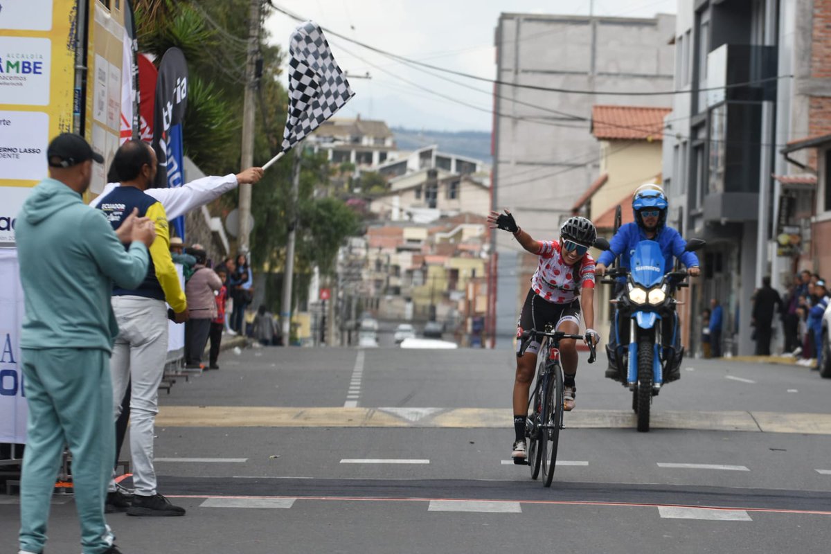 #VueltaFemenina2023🚴‍♀️🇪🇨. Nos despedimos con un colección de camisetas ganadas por #NataliaVásquez y #MarcelaPeñafiel: campeonas de los PM y  Montaña y MV respectivamente. Además, la 'Marce' fue la mejor Sub 23. #CamilaVega se ubicó 2da entre las jóvenes. 👏 chicas
📷 PIÑONAFONDO