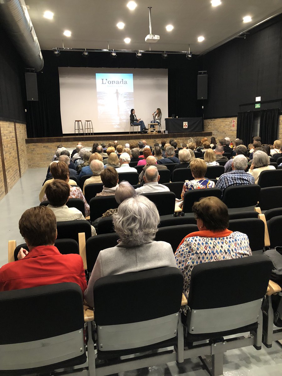 ajunt_arbeca's tweet photo. L’Elena Perelló Aixalà presenta la seva novel·la L’Onada a l’Abadia d’Arbeca, tot un èxit, enhorabona Elena 👏🏼👏🏼👏🏼 https://t.co/5LpfDMihii