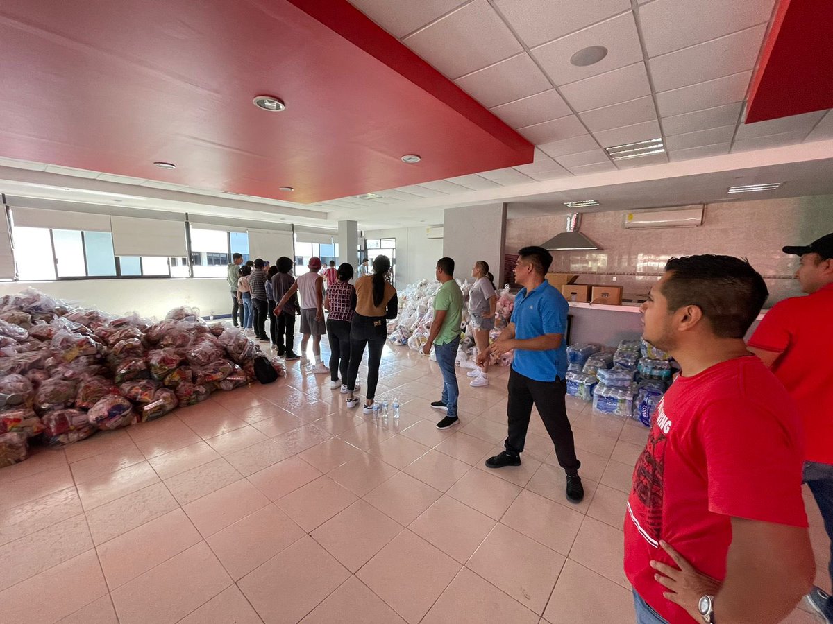 FCQBUAGRO's tweet photo. Nuestro grupo FCQB están con todo apoyando a nuestras autoridades universitarias a organizar los productos que se donaron para hacer despensas de apoyo a los afectados por el huracán Otis. Siempre solidarios #FCQB 😎 https://t.co/kWrHaEla5c