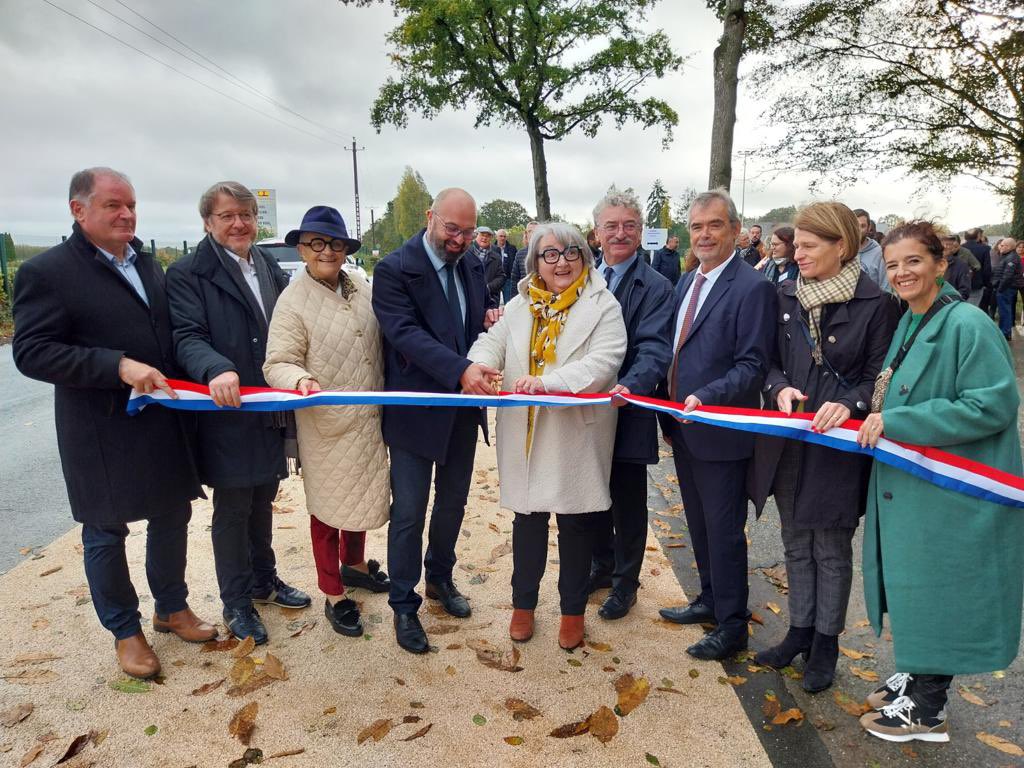 FrancoiseGatel's tweet photo. [Inauguration] 🏡
👏👏 Très belle réussite d’une Petite Ville de Demain à #Etrelles : un coeur de bourg réinventé avec succès et connecté au nouveau quartier et à #ArgentréduPlessis par une liaison douce sécurisée.
#petitevillededemain https://t.co/9DSvLoZGD3