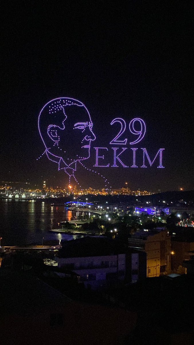 evrenseImerak's tweet photo. İzmir Aliağa Belediyesi’nin Cumhuriyetin 100. Yılına özel olarak düzenlediği drone gösterisi 🇹🇷 https://t.co/T5lgwQYght