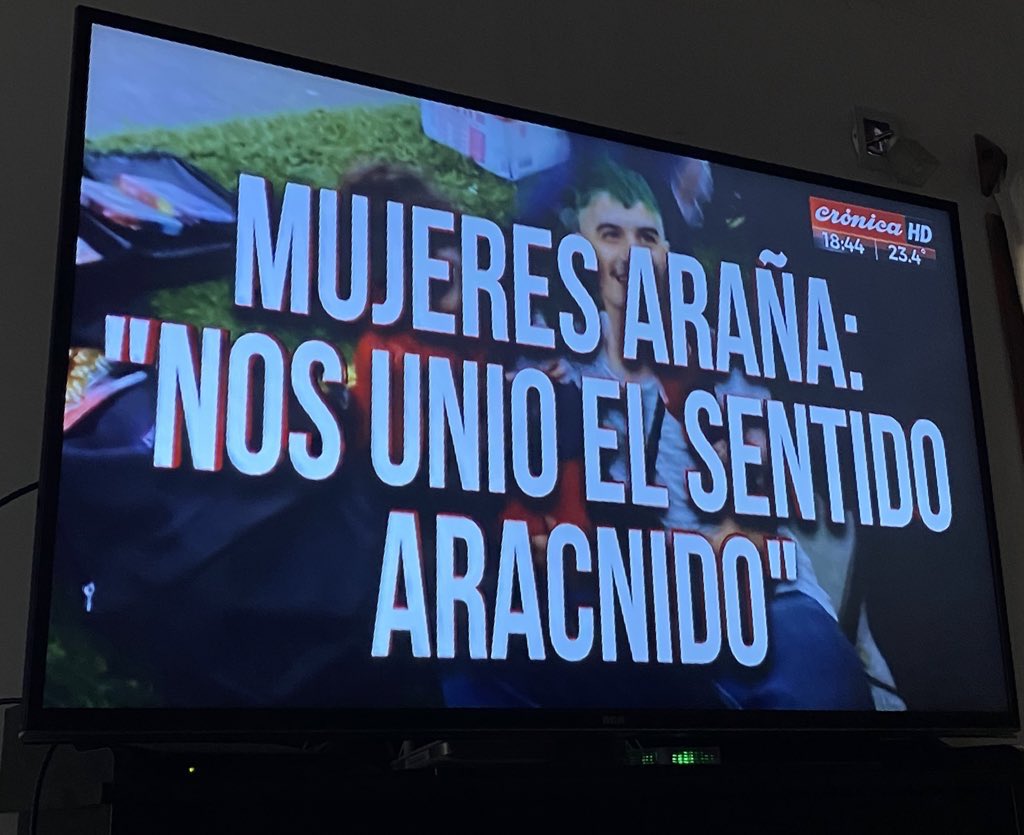 sapguillee's tweet photo. crónica tv cubriendo la juntada de spiderman en el obelisco. siempre presentes en los mejores momentos de este país https://t.co/cWFFpasQMK