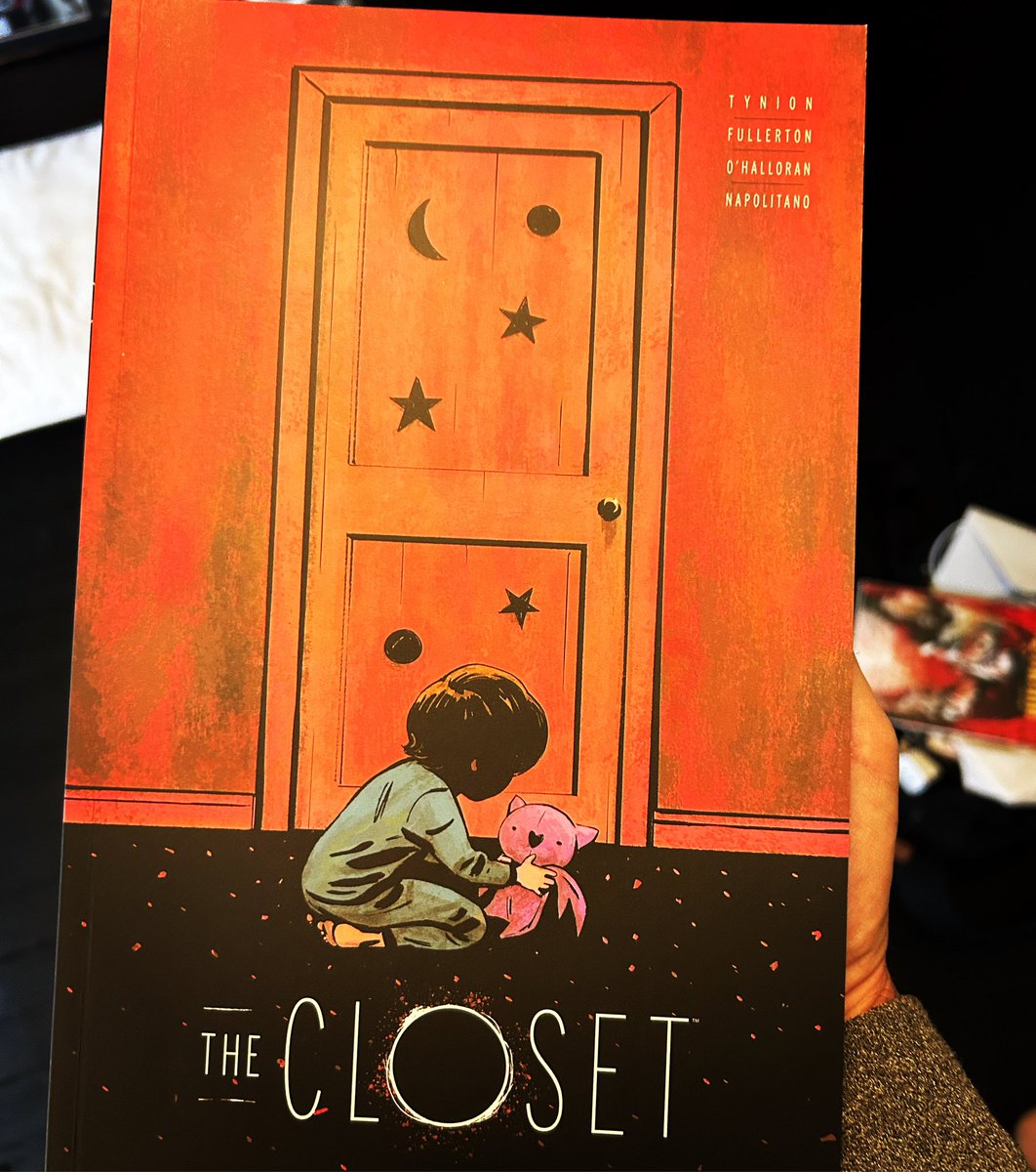 Rainy day read: THE CLOSET written by James Tynion IV, art by Gavin Fullerton, colors by @ChrisOHalloran & letters by Tom Napolitano. Dad horror. Pure vibes. Quiet terror with a lot of negative space to fill in the surrounding shadows. Loved it. @JamesTheFourth @GavinFullerton1