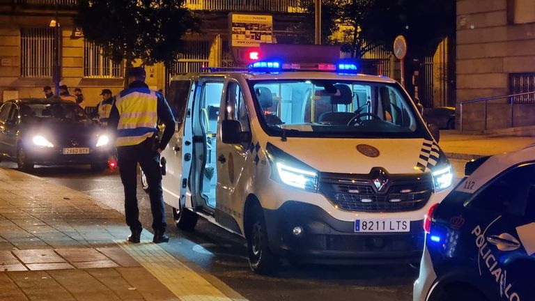 vozourense's tweet photo. La caída de una persona desde el Puente Nuevo atascó la N-120 en Ourense https://t.co/P1P5uT9OAx https://t.co/jCJGdwUlon