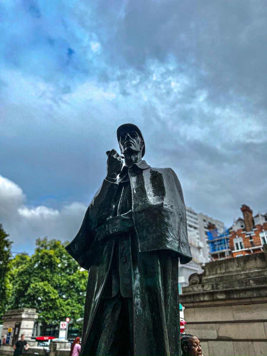 zerohl's tweet photo. The Great Detective #Sherlock #sherlockholmes #London https://t.co/1b8Q95Yub3