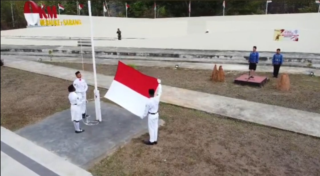 bnpp_ri's tweet photo. *Pantun Of The Day:

Halo sobat BNPP &amp; sahabat Perbatasan... 🇮🇩

"Kelapa dibeli didalam kantin,
Belinya empat dimasukkan ke dalam tas..
Jumpa kembali di hari Senin,
Selamat beraktifitas !"
#bnpp #perbatasan #IndonesiaMaju #pantun #SukseskanPemilu2024 

Upacara di PLBN Sota,Papua https://t.co/bZsfDsTVHI