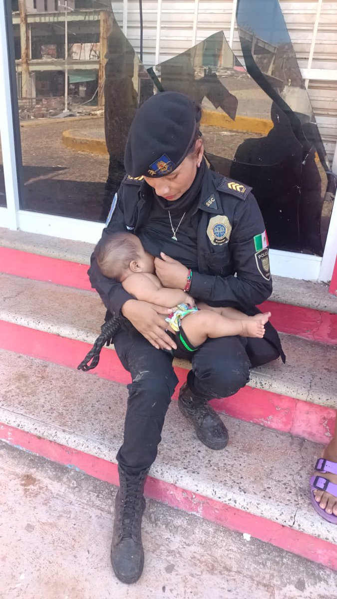 xevtfm's tweet photo. #EnFotos📸👮‍♀️ En #Acapulco, una integrante del agrupamiento Fuerza de Tarea - Zorros de la @SSC_CDMX, amamantó a un bebé que no había comido en 24 horas 👶
https://t.co/Ip0G9gmU9T