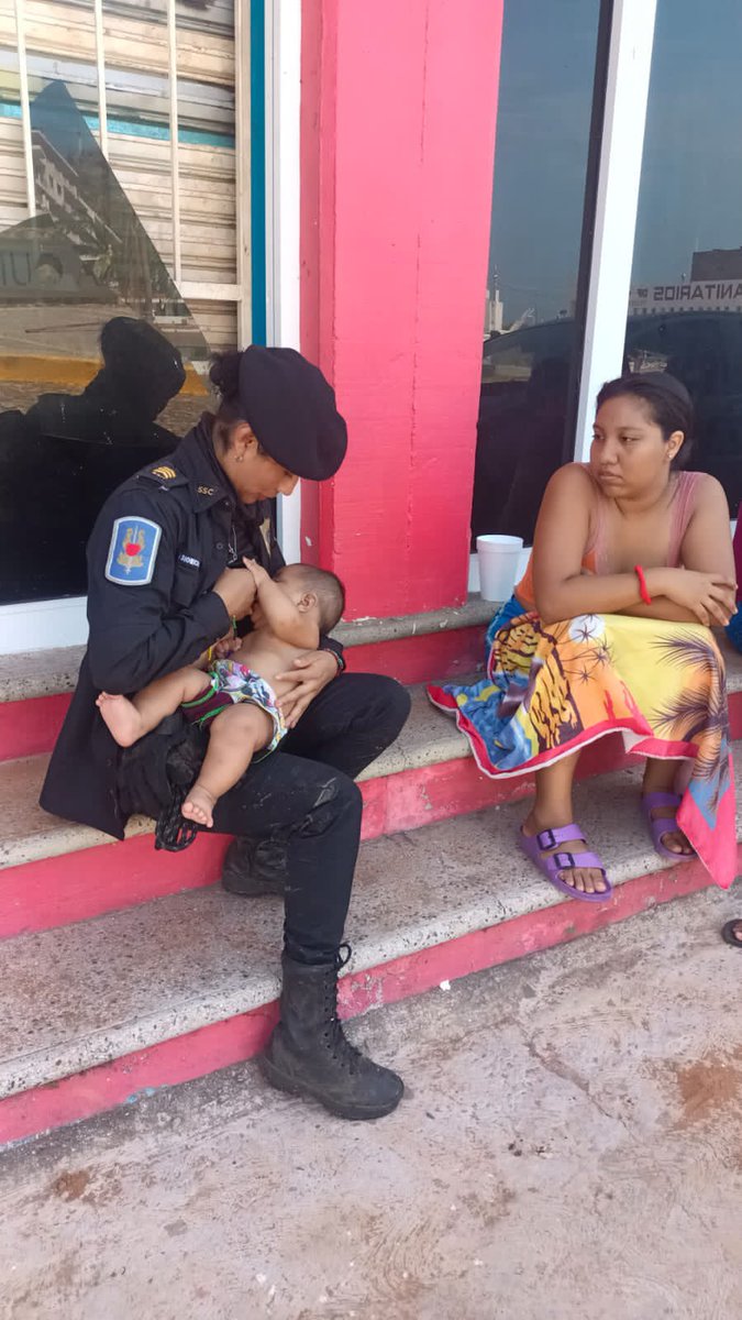 xevtfm's tweet photo. #EnFotos📸👮‍♀️ En #Acapulco, una integrante del agrupamiento Fuerza de Tarea - Zorros de la @SSC_CDMX, amamantó a un bebé que no había comido en 24 horas 👶
https://t.co/Ip0G9gmU9T