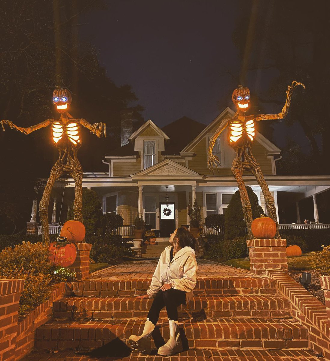 TravelCobb's tweet photo. Siri, play "Spooky Scary Skeletons"  💀
 📷: sharon.pallas  📍Marietta, Georgia
#SweetPhotoOfTheWeek #ThingsToDoInAtlanta #Atlanta #Atl #CobbCounty #AtlantasSweetSpot #DiscoverATL #ExploreGeorgia #Georgia #VisitMariettaGA #Halloween #HalloweenInAtlanta https://t.co/70GxaA73UR