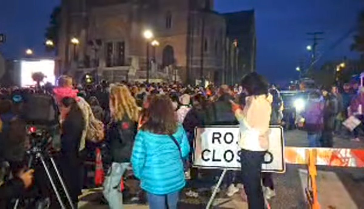 🕯LIVE 🕯 Massive turnout tonight for the Vigil at Basilica of Saints Peter and Paul in Lewiston, Maine. The entire community has shown up to honor the 18 victims of the mass shooting.
They're starting by reading all the names of the victims 💙
#LewistonStrong #Maine 
WATCH LIVE…