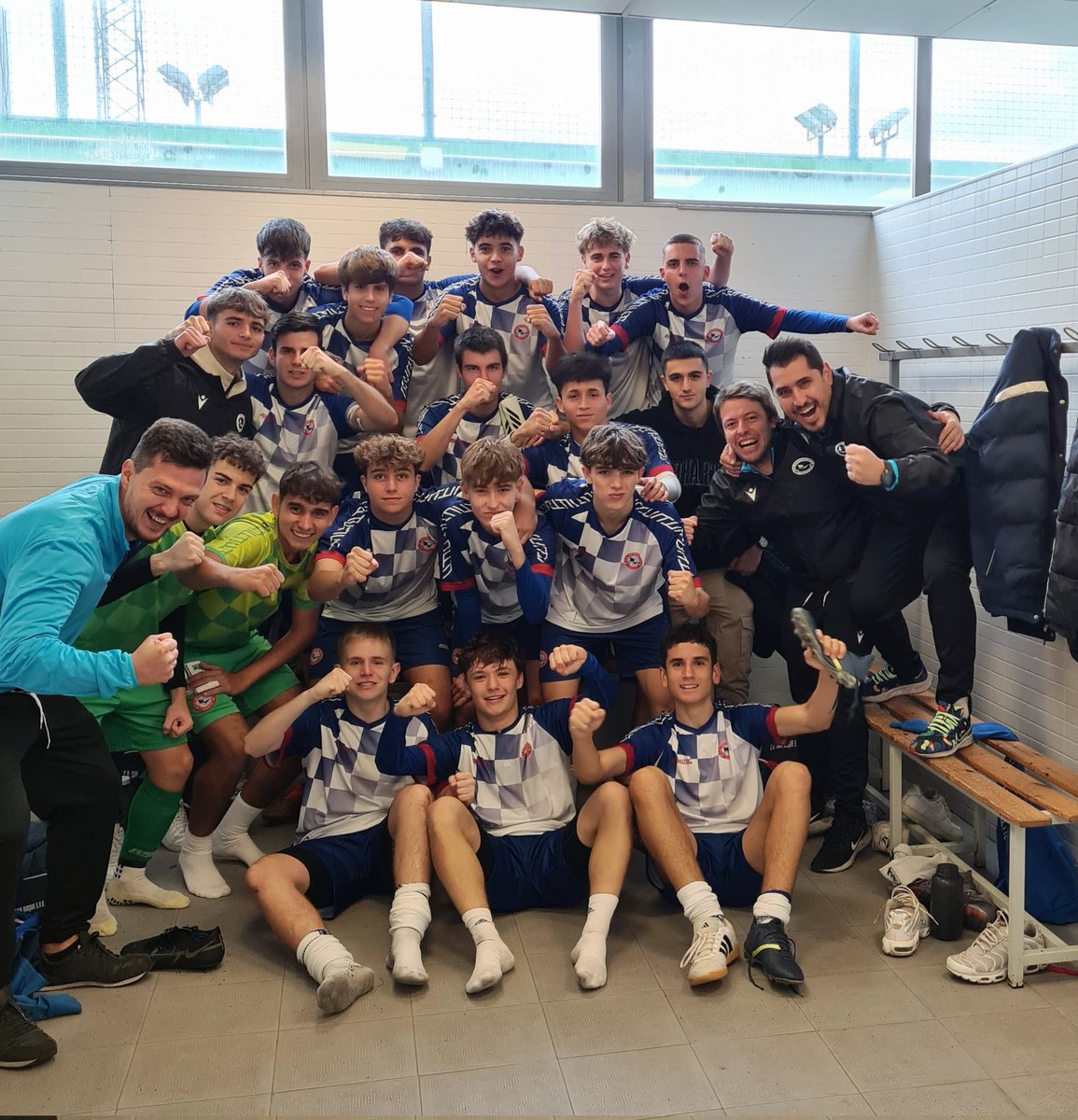 santicalde's tweet photo. Tras una dura derrota hace 2 semanas contra el @JuvADAlcobendas el equipo se ha repuesto de la mejor forma con 2 victorias seguidas ante @canillejascf y @OlimpicoRosas para seguir en la parte alta! #VamosSanRo @cdsanroqueeff @Santitelli ⚪️🔵🍍 https://t.co/VdBkAnbFCO